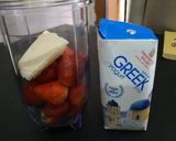 Foto langkah ke 1 dari resep Strawberry Smoothie.