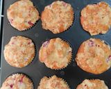 Foto langkah ke 11 dari resep Strawberry Streusel Muffins.