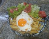 Foto del paso 6 de la receta: Ensalada de Lechuga y Tomate con Papas Fritas y Huevo Frito