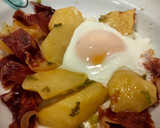 Foto del paso 4 de la receta: Huevos rotos con patatas y jamón light