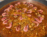 Foto del paso 5 de la receta: Arroz con sepia, atún y gambitas