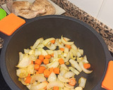 Foto del paso 2 de la receta: Pollo estofado con chocolate y yuca