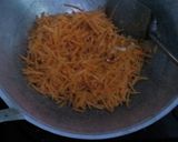 Foto langkah ke 3 dari resep Dadar Telur Wortel Sosis.