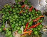 Foto langkah ke 2 dari resep Tumis Pedas Leunca Oncom.