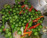 Foto langkah ke 2 dari resep Tumis Pedas Leunca Oncom.