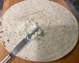 Une image de l'étape 2 de Roulés de wraps au saumon fumé et fromage frais.