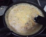 Foto del paso 1 de la receta Tortilla con perejil rellena con huevos revueltos, salchichón y jamón