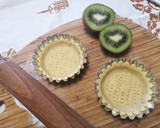 Foto del passaggio 3 della ricetta Tartellette di pasta frolla ai kiwi