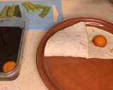 Foto del paso 9 de la receta: Tortilla trend con cerdo teriyaki, cebolla caramelizada, pepinillo encurtido y yema curada soja y PX