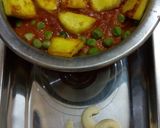 A picture of step 3 of Mattar paneer.