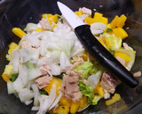 Foto del paso 2 de la receta: Ensalada de bonito con mango, atún y sésamo