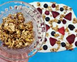 Foto del paso 3 de la receta: 🍓🫐🫙Bark helada de yogur griego, frutos rojos y avena con hilos de chocolate 🫙🫐🍓