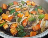 Foto del paso 3 de la receta Verduras y salmón con salsa de soja