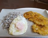 Foto del paso 4 de la receta: Gulas al ajillo con huevo frito y patacones