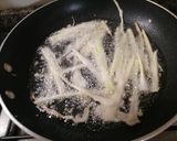 Foto del passaggio 5 della ricetta Spaghetti di riso con gamberetti, salmone e verdurine croccanti
