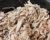 Foto del paso 3 de la receta: Cachete de cerdo 🐷 desebrado cocido con salsa de jitomate delicioso un sabor único rápido