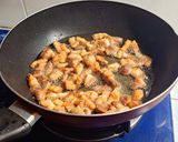 Hình bước làm 2 của món Thịt rang cháy cạnh
