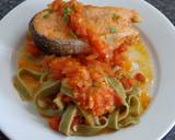 Foto del paso 5 de la receta Salmn escalfado y fettuccine de pesto con salsa de concasse de tomates