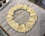 Une image de l'étape 7 de Couronne feuilletée au pesto, gouda et coriandre.