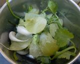 आंवले और धनिया पत्ते की चटनी (amla aur dhaniya patte ki chutney recipe in Hindi) रेसिपी चरण 2 फोटो