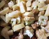 A picture of step 4 of Fry potato cauliflower.