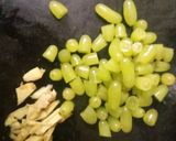 A picture of step 1 of Green Grapes Pickle.