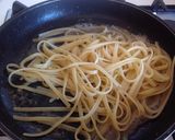 Foto del passaggio 5 della ricetta Linguine con calamari, salsa di pane di segala e bottarga