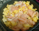 Foto del paso 3 de la receta: Pechuga de pollo marinada con patatas