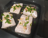 Foto del paso 2 de la receta: Merluza a la plancha con perejil y ajo