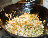 Foto del paso 5 de la receta: Arroz integral salteado con camarones y vegetales