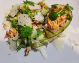 Foto del paso 4 de la receta: Aguacate relleno de pollo, salsa rosa, ensalada y carpaccio de ciruela