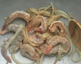 รูปขั้นตอนการทำที่ 2 ของ กุ้งผัดผงกะหรี่