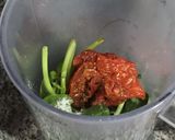 Foto del paso 2 de la receta Pesto casero de piñones y tomates secos