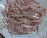 Hình bước làm 1 của món Cá cơm lăn bột chiên giòn