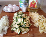 Foto del paso 1 de la receta: Tortilla de patata, cebolla y calabacín