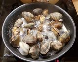 Foto del paso 1 de la receta: Espaguetis con almejas al ajillo