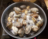 Foto del paso 1 de la receta: Espaguetis con almejas al ajillo