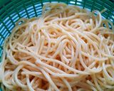 Gambar langkah 2 resipi Spaghetti Aglio Olio Udang Harimau.