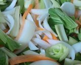Hình bước làm 1 của món Cải thìa xào cà rốt hành tây