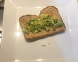 Foto del paso 1 de la receta: Tostada de aguacate, salmón y tomatitos cherry 🥑🍅