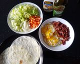 Foto langkah ke 2 dari resep Homemade Salad Wrap.