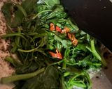 Foto langkah ke 2 dari resep Tumis Kangkung Terasi Simple.