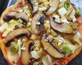 Foto del paso 3 de la receta: Pizza de puerro y huevo 🍕