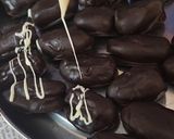 A picture of step 3 of Stuffed dates chocolate.