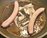 Foto del paso 3 de la receta: Habas estofadas con Salchichas y botifarra negra