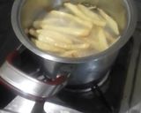 A picture of step 4 of Chickens wings and fried chips.