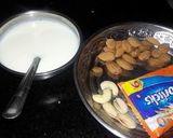 A picture of step 1 of Apple banana shake.