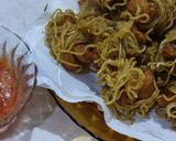 Foto langkah ke 4 dari resep Mie menggulung sosis goreng krispi.