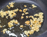 Foto del paso 2 de la receta: Guisantes con huevo y chorizo picante
