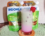 Foto langkah ke 7 dari resep Strawberry Matcha Latte.